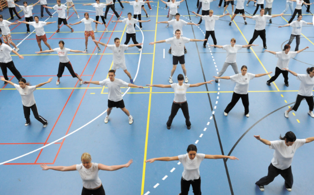 Imagen de clase de gimnasia sobre pavimento de STD Sport