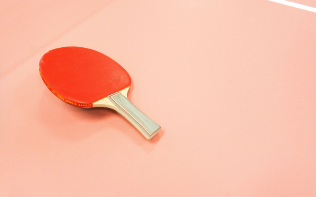 Imagen de pala de ping-pong y mesa