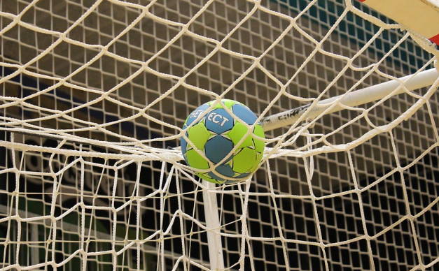 Imagen de balón en la red de la portería