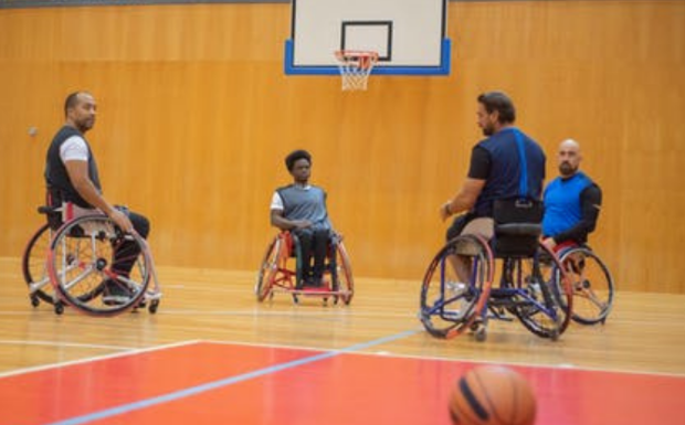 Imagen de partido de baloncesto con sillas de ruedas sobre pavimento de STD Sport