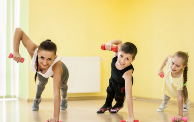 Imagen de familia haciendo gimansia sobre pavimento de STD Sport