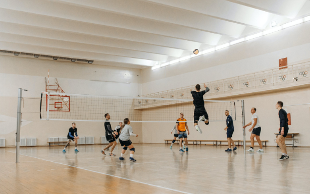 Imagen de partido de voleibol sobre pavimento de STD Sport